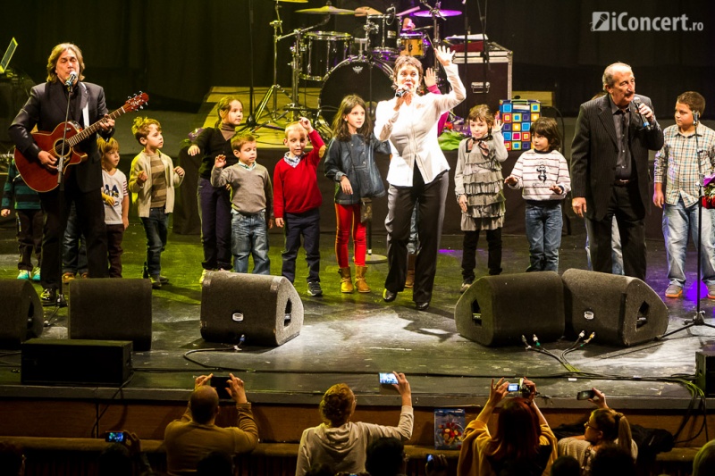 Ricchi e Poveri alături de copii prezenţi la Sala Palatului - Foto: Daniel Robert Dinu / iConcert.ro
