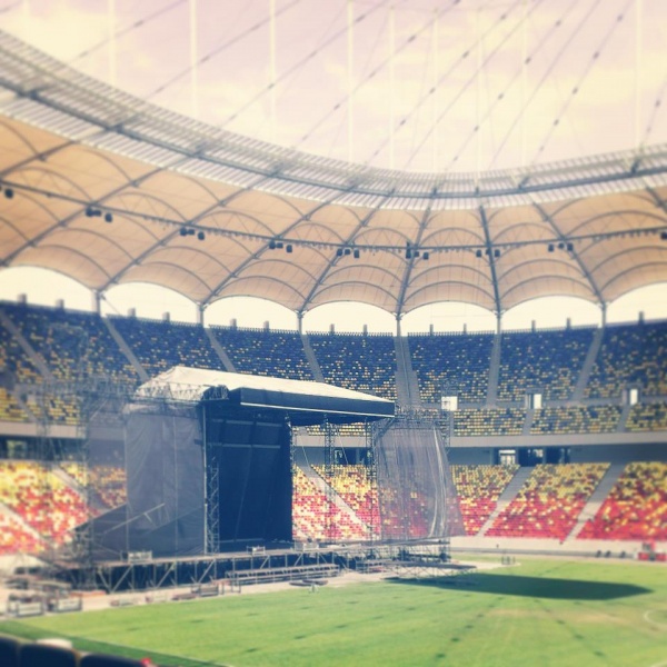 Amplasarea scenei pentru concertul Depeche Mode este în plină desfăşurare - Foto: facebook.com/emagic.romania