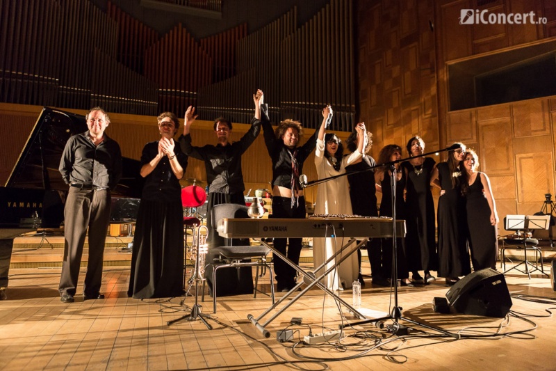 Alexandrina şi colegii de scenă la finalul concertului - Foto: Daniel Robert Dinu / iConcert.ro