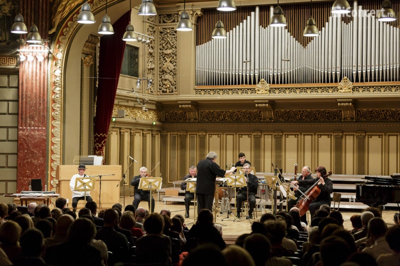 Grigore Leşe, acompaniat de Nicolae Licareţ, la orgă şi de Ansamblul Archaeus, dirijat de Liviu Dănceanu – Foto: Daniel Robert Dinu / iConcert.ro