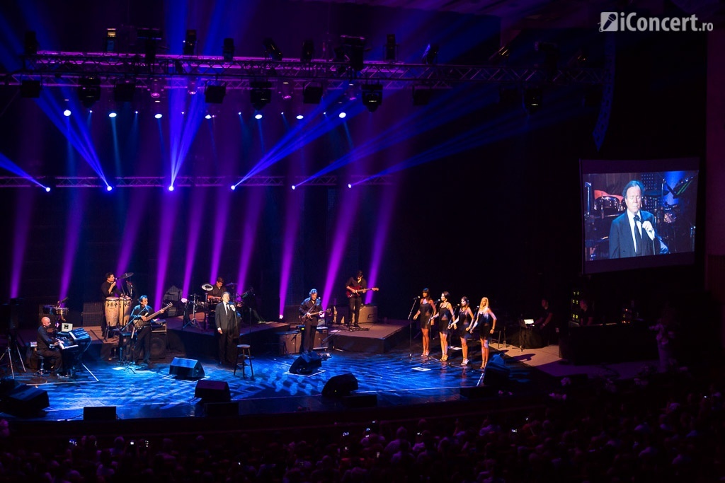 Julio Iglesias alături de band-ul său pe scena Sălii Palatului - Foto: Daniel Robert Dinu / iConcert.ro