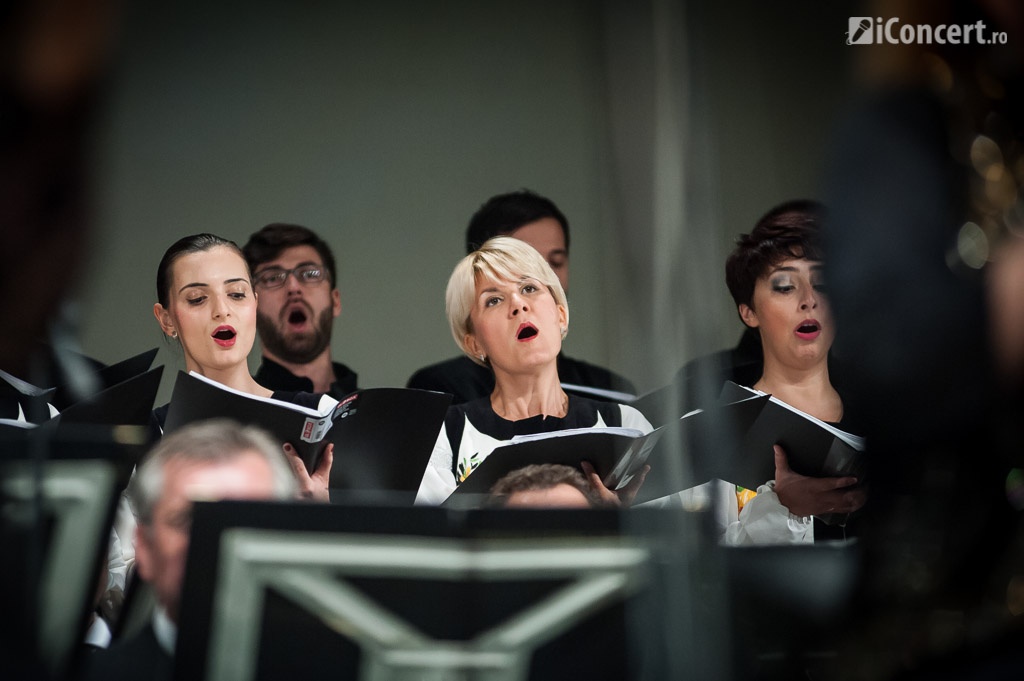 Corul Madrigal l-au acompaniat pe maestrul Tudor Gheorghe - Foto: Fabian Radu / iConcert.ro