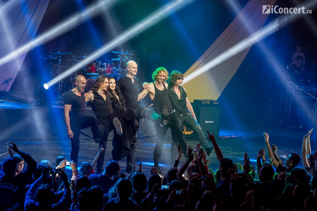 Tarja Turunen alături de trupa sa, la finalul concertului - Foto: Daniel Robert Dinu / iConcert.ro